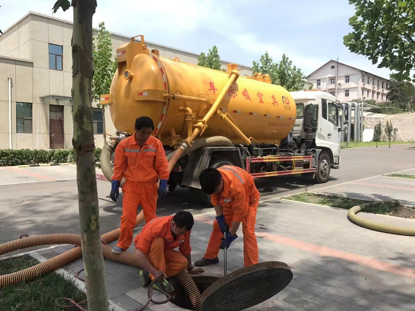 牡丹化粪池清理与5-8吨吸粪车施工效率分析